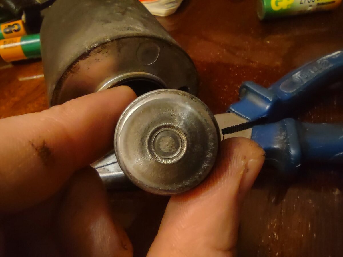 Так выглядит изношенная пятка на бойке тягового реле. Металл проело на мм этак 3. Не удивительно, что контакты перестали доставать.