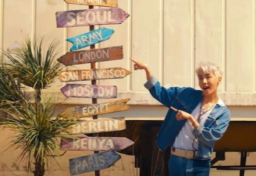 Хосок показывает линию городов в клипе "Permission to Dance"