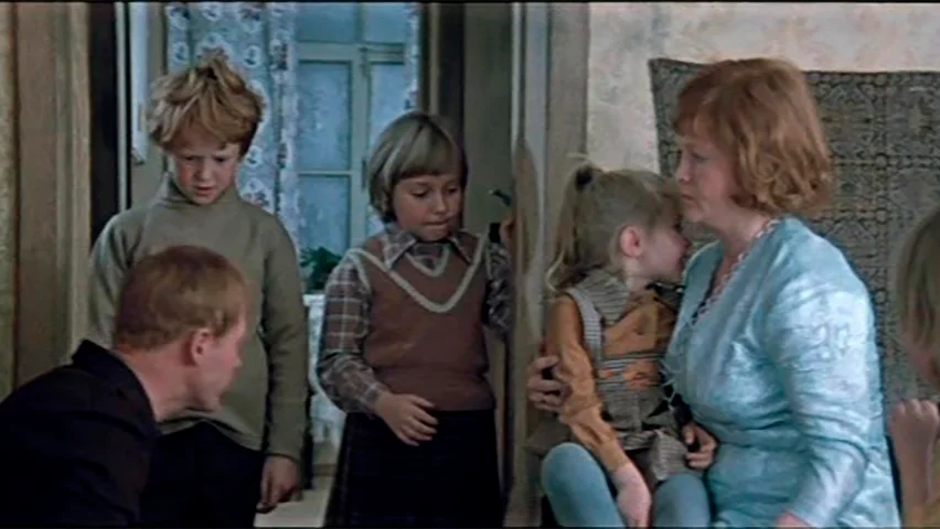 Полёт нам скрасил этот милый старый фильм, вот только в реальной жизни обилие детей выглядело далеко не так благостно, как на экране... 