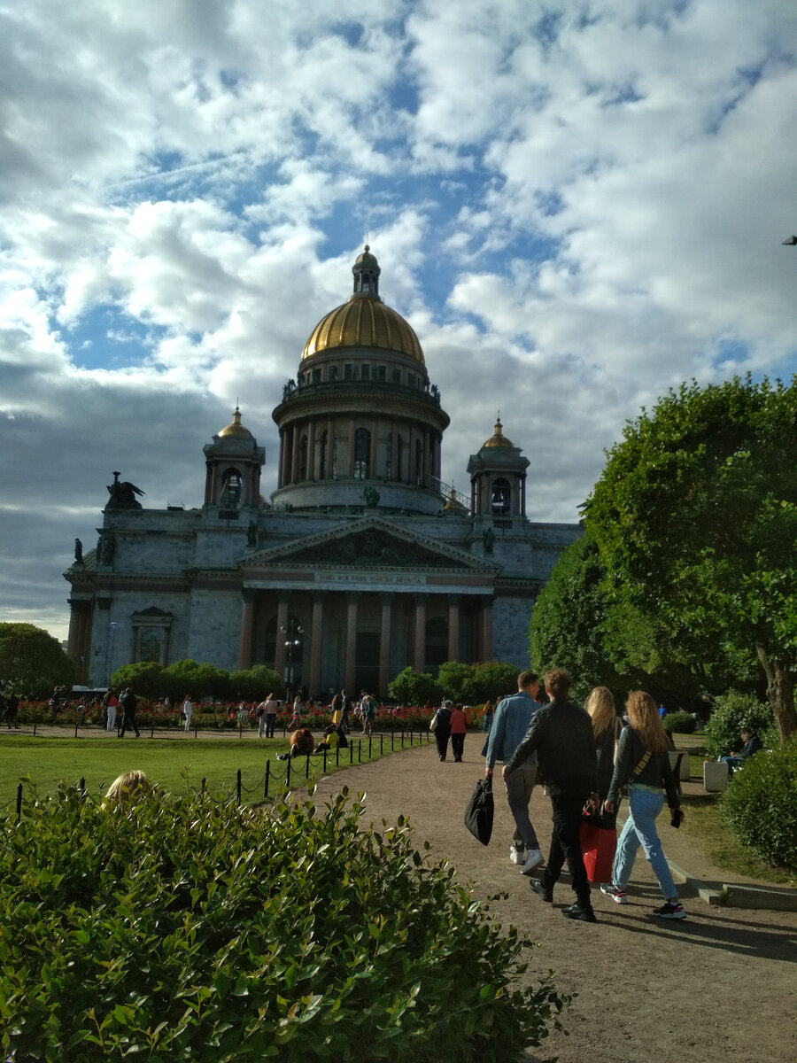 Аж закрыли собор и перекрыли улицы ))) Мое фото.