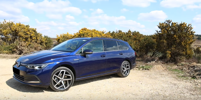 Дизайн передней и левой части кузова Volkswagen Golf Estate 2020 года.