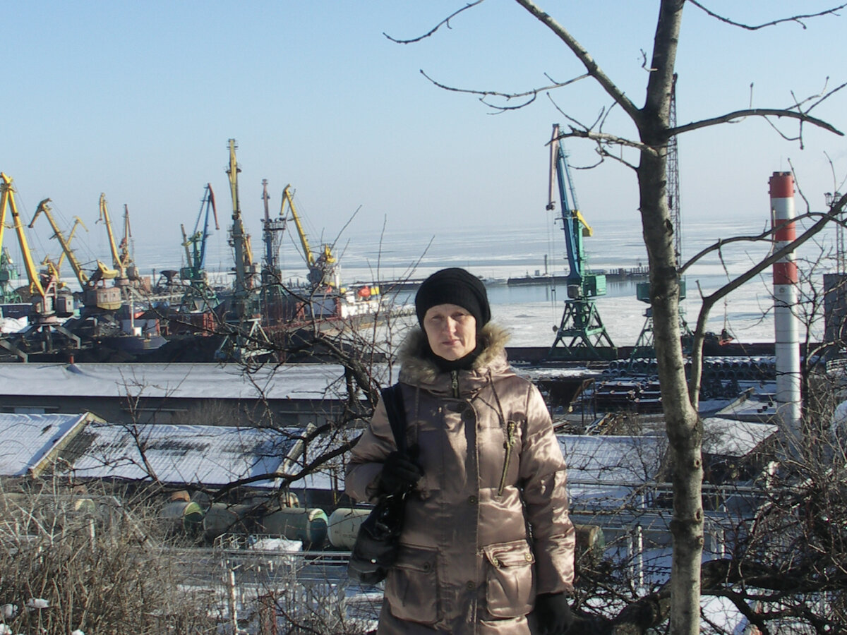 Таганрогский Морской Торговый Порт. Зима. На переднем плане- моя "половинка". Личное фото 2011 г.