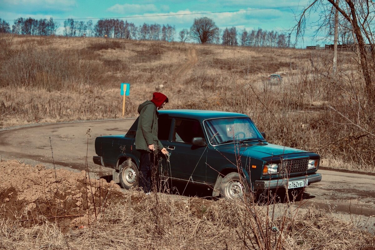 LADA 2107 (ВАЗ-2107 «Жигули») — советский и российский заднеприводный автомобиль II группы малого класса с кузовом типа седан, одна из последних моделей «классики», выпускавшаяся на ОАО «Волжский автомобильный завод/АвтоВАЗ» с марта 1982 года по 17 апреля 2012 года. Мой экземпляр 2006 года, в неплохом состоянии; как говорится сел и поехал;
Легковой седан легко набирает первую сотню уже на 4-ой передачи, а переходя на 5-ую, стрелка спидометра легко переваливает за 120 км/ч;
И как не странно, авто, ведёт себя предсказуемо и не юркает по «шоссе»,
На больших скоростях, как все привыкли уже страшно, но наоборот, легкость машины, и скорость не так уж и ощущается;
Автомобиль создавался в основном для людей проживающих в городе, но нет сложностей чтобы поехать на просёлочную дорогу, дискомфорт не будет замечен, мягко преодолеваются неровности гравийной дороги;
The end...
