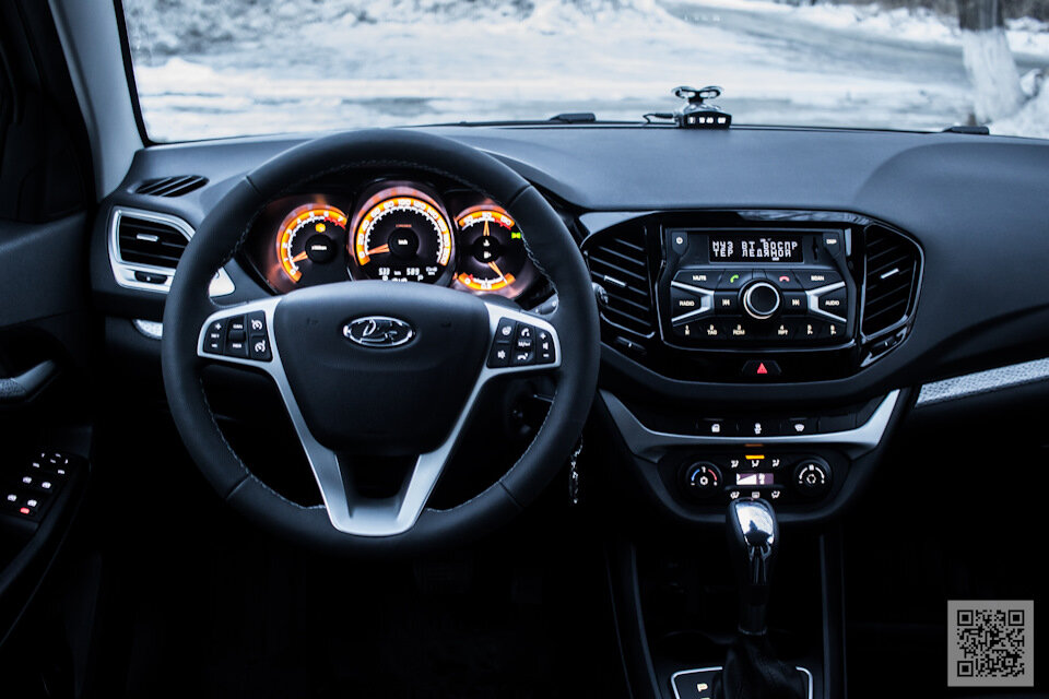 Объективные недостатки и минусы Лада Веста Кросс СВ 1. Скрип втулок стабилизатора поперечной устойчивости. Этот «косяк» перекочевал еще из седана. И завод до сих пор не решил эту проблему. Суть ее заключается в том, что практически сразу после выезда за ворота автосалона у новых машин дико начинают скрипеть резинки стабилизатора поперечной устойчивости. Виной всего некачественный материал, из которого они изготовлены. Решается все довольно просто — установкой резинок и скоб от Киа Рио или Хендай Солярис.