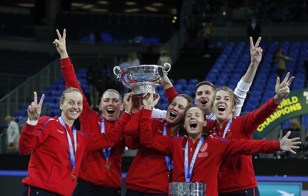 Российские теннисистки вновь лучше! Людмила Самсонова, Екатерина Александрова, Вероника Кудерметова, Дарья Касактина, Анастасия Павлюченкова (слева-направо, а также капитан женской сборной - Игорь Андреев)