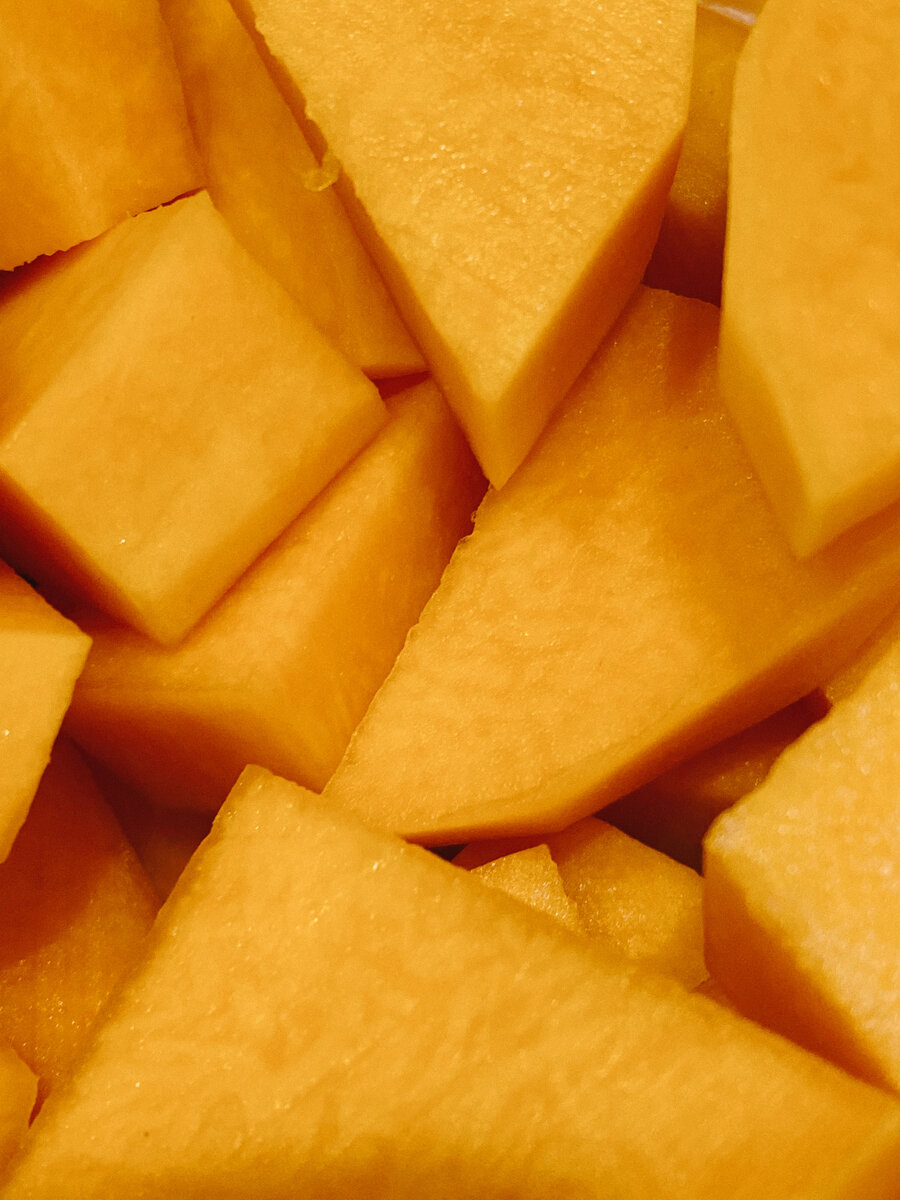 У меня было 2 тыквы. Пока варились овощи, очистила оставшиеся тыквы, покрошила и разделила на порции. Отправила в морозилку. Получилось 3 готовых заморозки на следующий раз. Зимой буду себя радовать тыквенным супом🤤