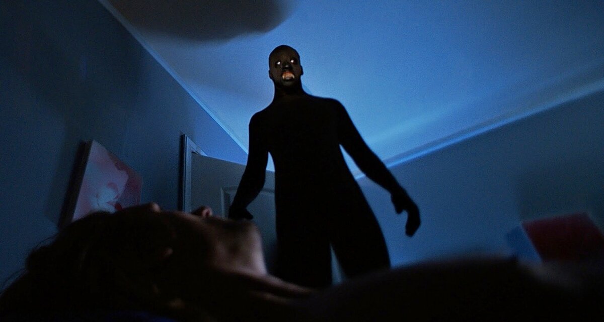 Сонный паралич — состояние, которое возникает в момент пробуждения или засыпания. Несколько секунд или минут на грани сна и бодрствования человек: находится в сознании, но не способен пошевелиться и заговорить
ощущает чужое присутствие в комнате
чувствует, как кто-то или что-то давит на грудь, душит, тащит вниз
переживает сильный испуг