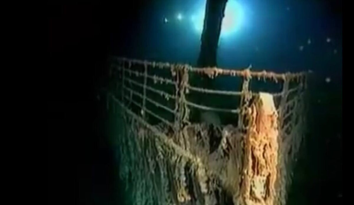«Тело» Титаника буквально испещрено пустотами, перила и палубы разваливаются на части