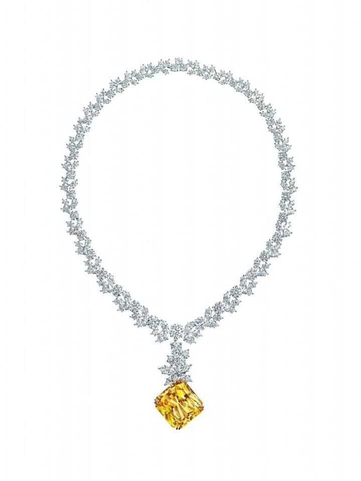 Колье Harry Winston "Айседора" с 84-каратным жёлтым бриллиантом впервые было показано в фильме "Как отделаться от парня за 10 дней" с Мэтью Макконахи и Кейт Хадсон в главных ролях (листайте галерею)