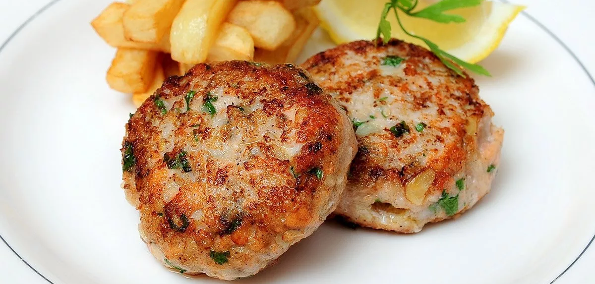 Готовые котлеты с картошкой фри.