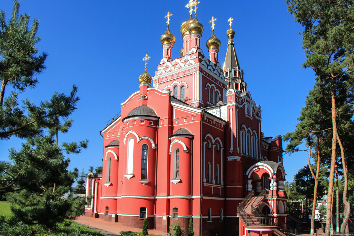 Красный храм в москве. Пантелеймоновский храм Кисловодск. Храм Пантелеймона целителя. Храм Святого великомученика и целителя Пантелеимона, Кисловодск. Храм великомученика Пантелеймона в Москве.