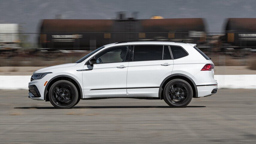 Volkswagen Tiguan SE R-Line Black сбоку также неплох.