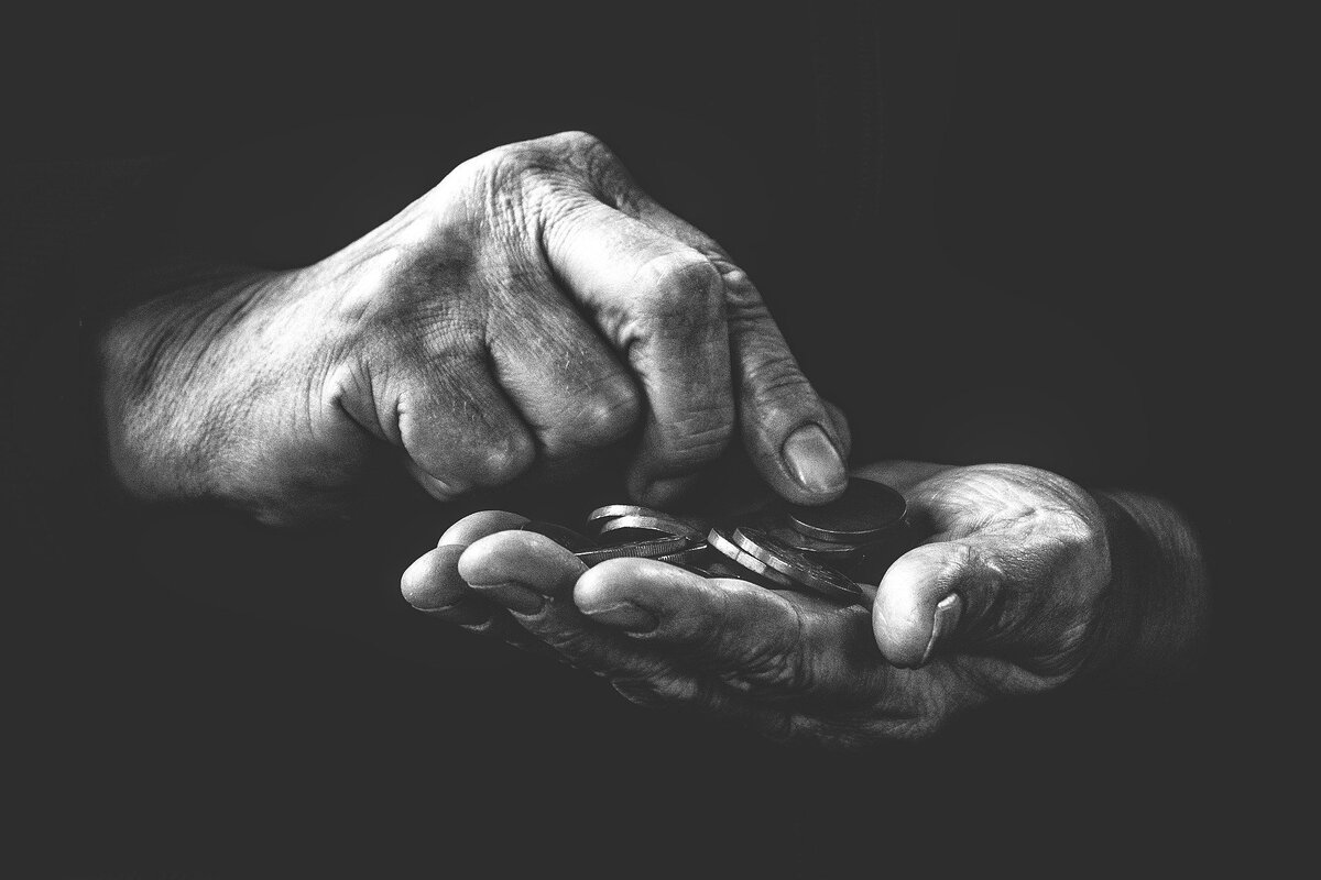 Фото автора Frantisek_Krejci https://pixabay.com/photos/poverty-black-and-white-emotion-hdr-4561704/