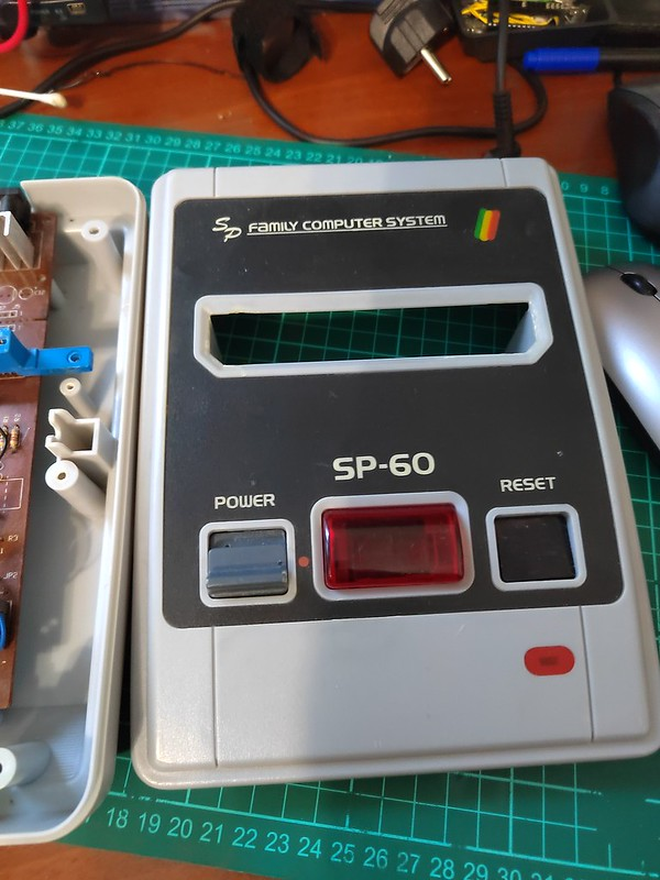 Получается, что это будет Dendy Junior 2 в корпусе под Super Famicom Computer и джойстиками от Family Computer — DJ2SFC