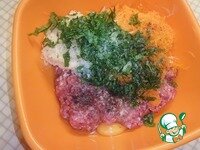     Нарезать петрушку и отправить в миску. Посолить и поперчить по вкусу.