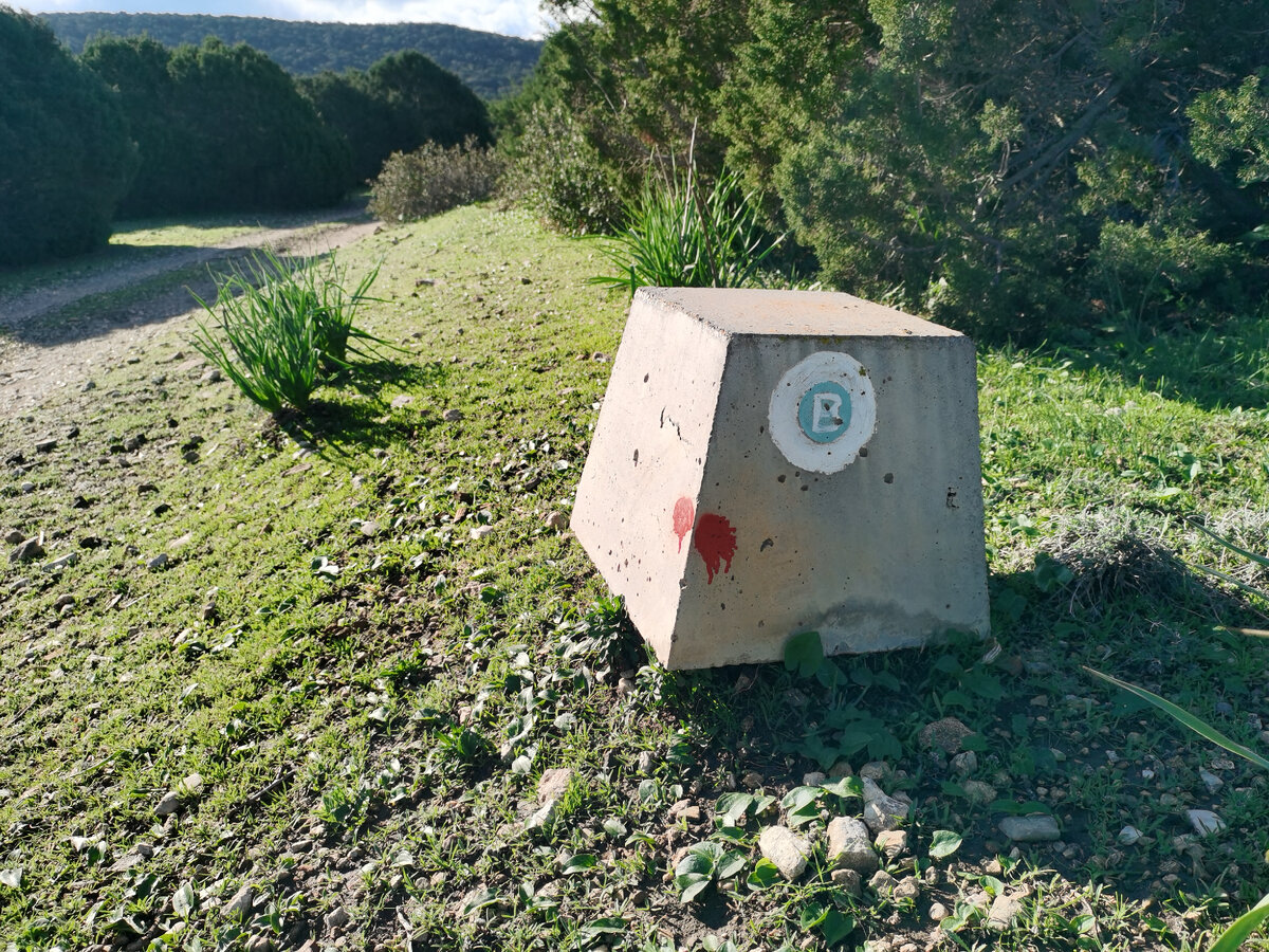 Бетонные тумбы расставлены на всех важных перекрестках тропы. 