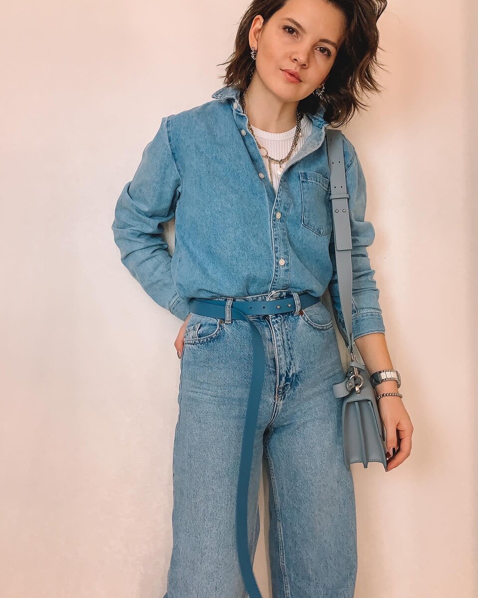 ✔️добавляйте ремень к джинсам. Даже самый простой образ сразу получается интересным. 