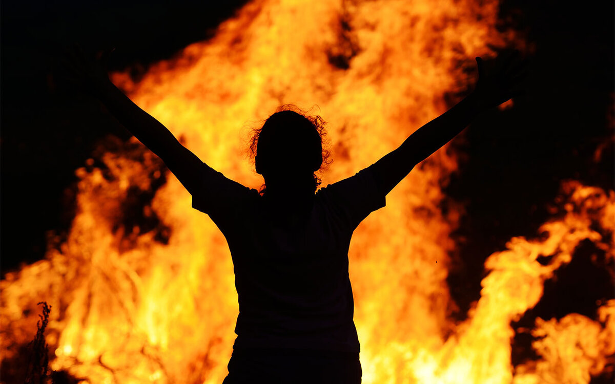 Фото с сайта https://www.fg-a.com/backgrounds-fire.html