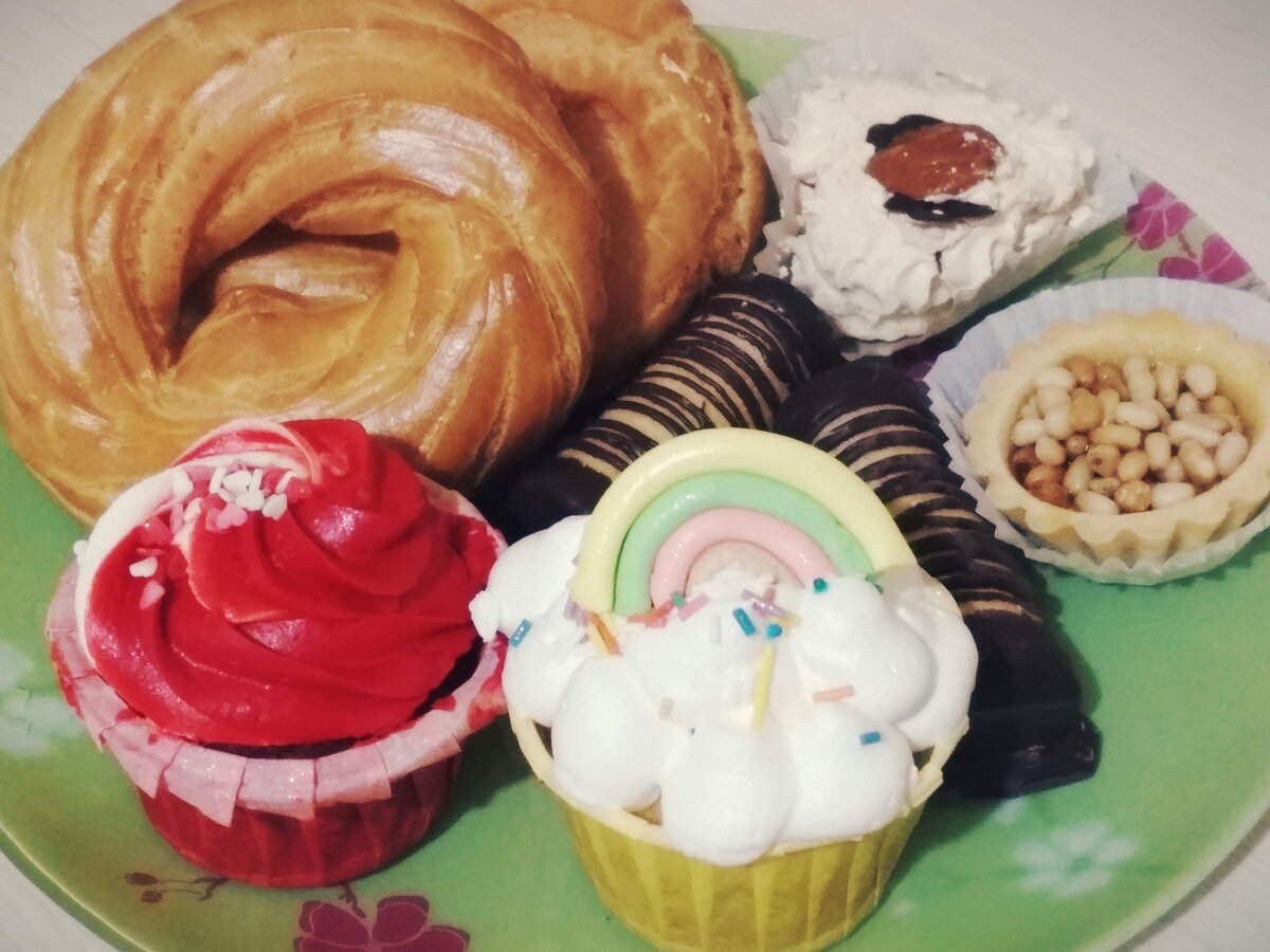 Сейчас иногда покупаю сладкое в магазине, который ещё с советских времён работает, вот там кулинария своя и что-то стараются делать максимально похоже на то самое. Но всё равно не то :))