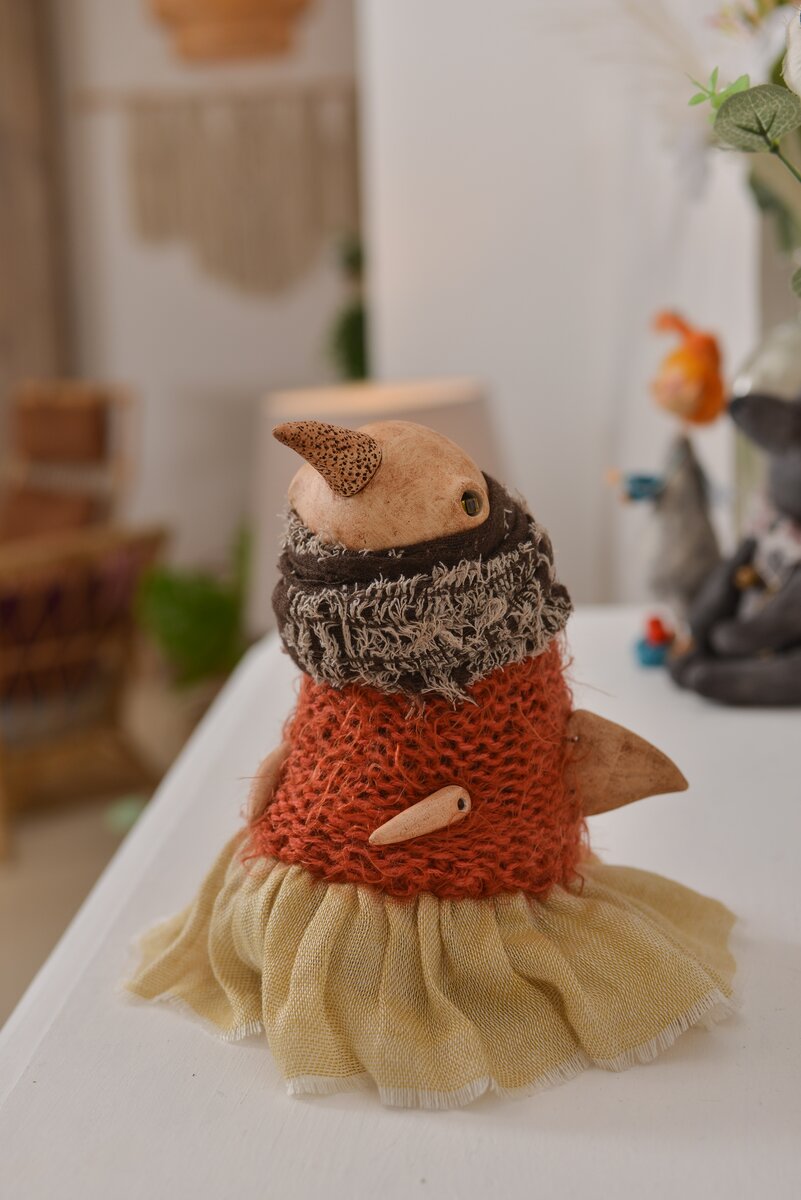 Голубь мира Мирабелла. Мастерит мир из кусочков прочитанных сказок. Собирает марки с голубями. Дружит с клоунами