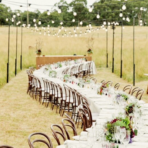 Так мы бы хотели изначально. Но в итоге получилось то, что получилось.
Фото из интернета. https://onelovestory.pro/blog/svadba-v-stile-rustik/