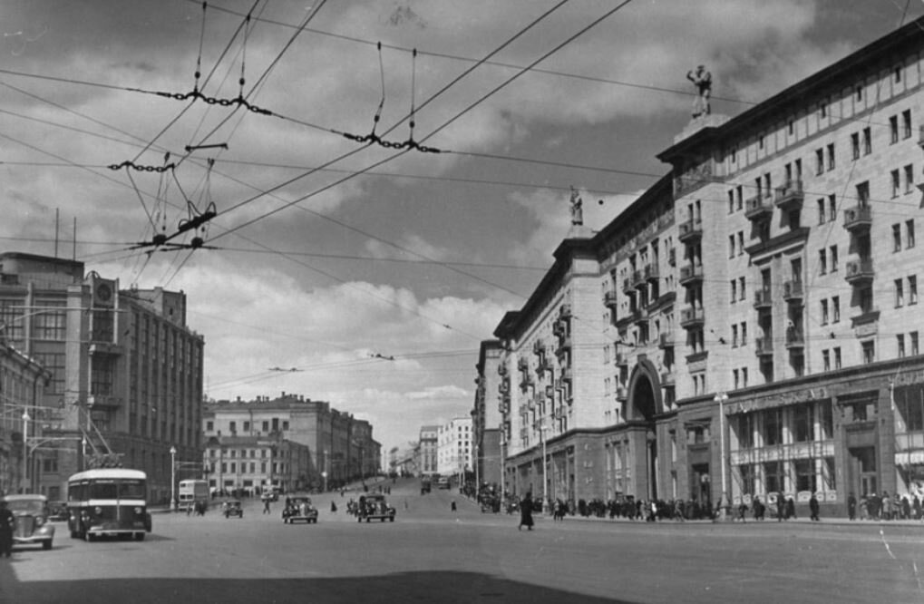 Улица Горького (Тверская) в июне 1941 года. На домах видны гипсовые статуи, утраченные впоследствии, а за центральным телеграфом ещё дореволюционная застройка.