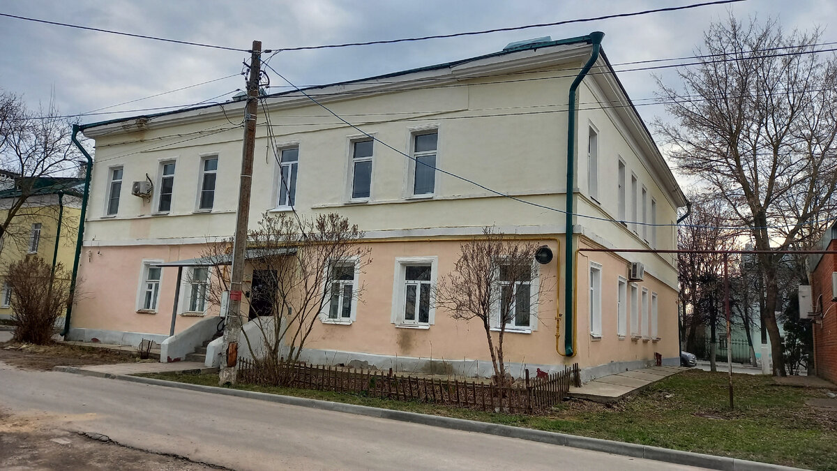   и со двора.  Фото апрель 2022г 