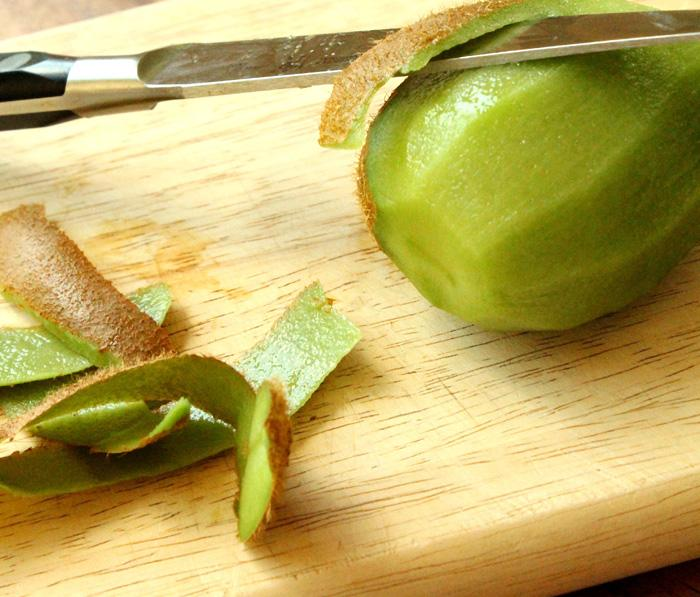 Можно есть кожуру. Кожура овощей. Кожура киви. Кожура от овощей и фруктов. Киви со шкуркой
