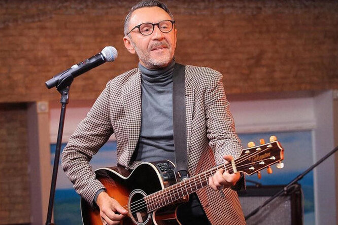 После того как Шнуров открыл для себя соцсети, он превратился в настоящую звезду интернета. Поклонники обожают Сергея за то, что он всегда честно и без обиняков высказывает свое мнение даже о тех коллегах по шоу-бизнесу, которых называет друзьями.