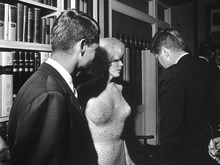  Когда в этом платье Мэрилин Монро шептала “Happy Birthday, Mr President”, она «будто бы занималась любовью с Кеннеди на глазах у 40 млн американцев».-3