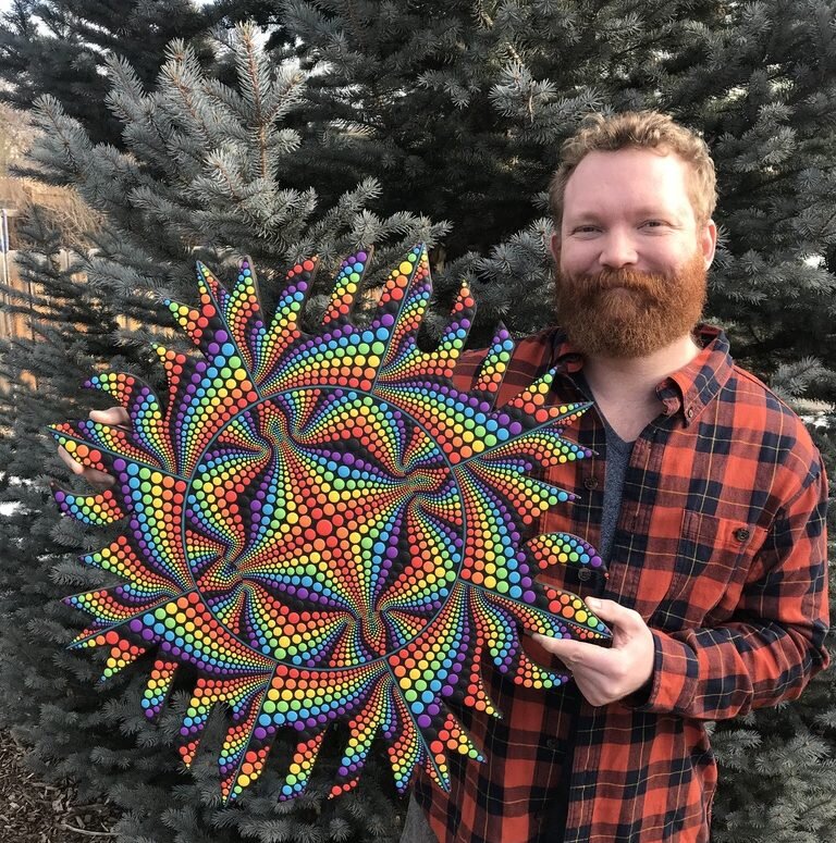 Художник из Колорадо. Специализируется на точечной живописи.