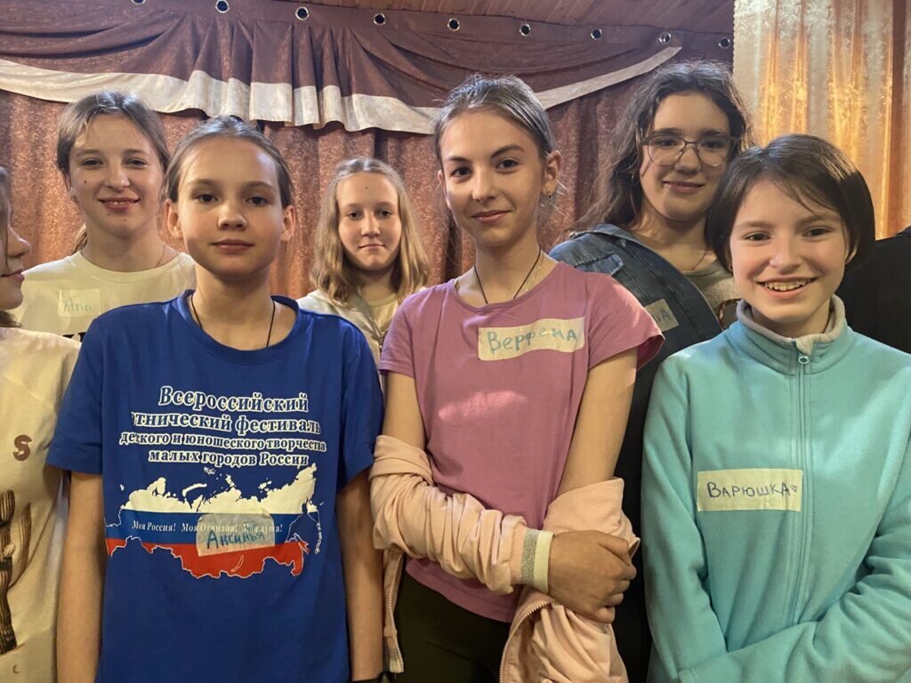 
Точно, мы забыли упомянуть нашу всеми обожаемую собачку Ханни, впрочем теперь она Шаурма (не подумайте ничего лишнего, это всего лишь новое имя!)
На полднике мы ели печеньки и блинчики. Затем была еще одна спевка, а после — ужин и катание на лошадях, по которым мы очень соскучились!
После молитвы мы отправились готовиться ко сну. В целом, день был интересный и продуктивный!