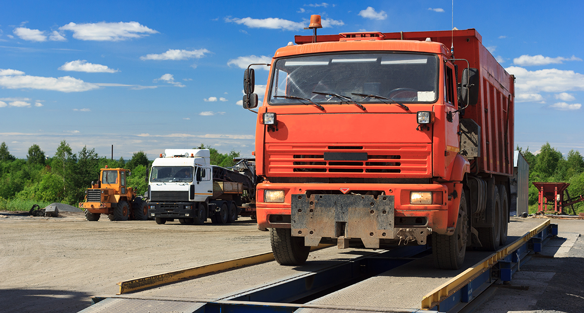Контроль перегруза и правильное распределение нагрузки на ось грузового автомобиля — крайне важные аспекты грузоперевозок в РФ.