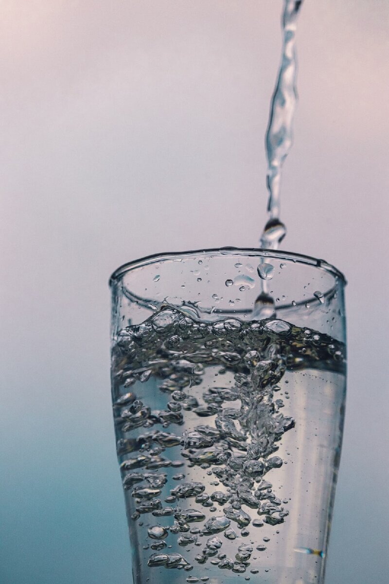 Три агрегатных состояния воды: пар, жидкость и лед.