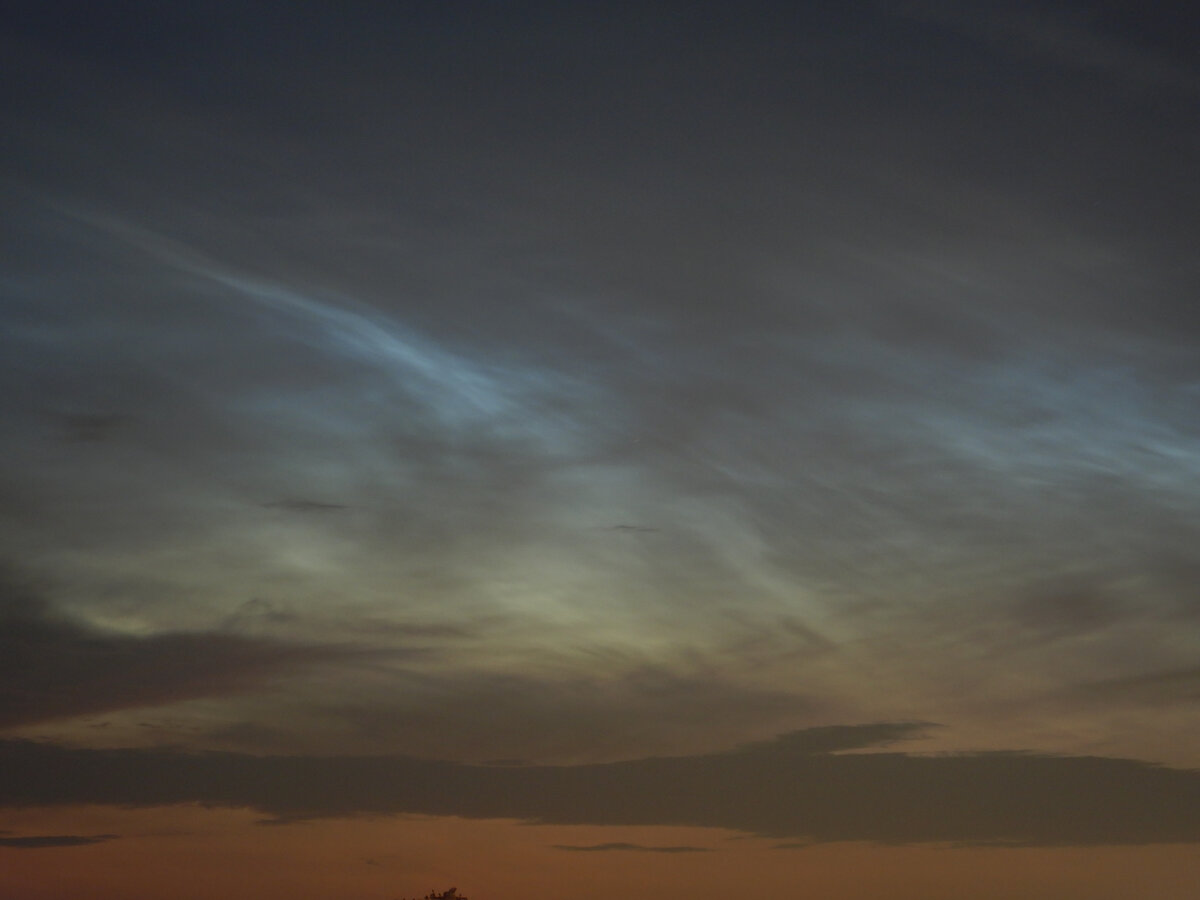 Фрагмент серебристых облаков, снятый с увеличением. Листайте галерею.