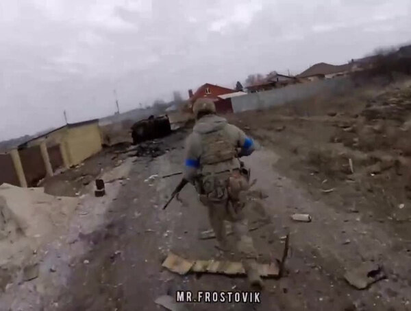 Расстрел раненого танкиста ЛДНР. Видео © Telegram / MR_FROSTOVIK