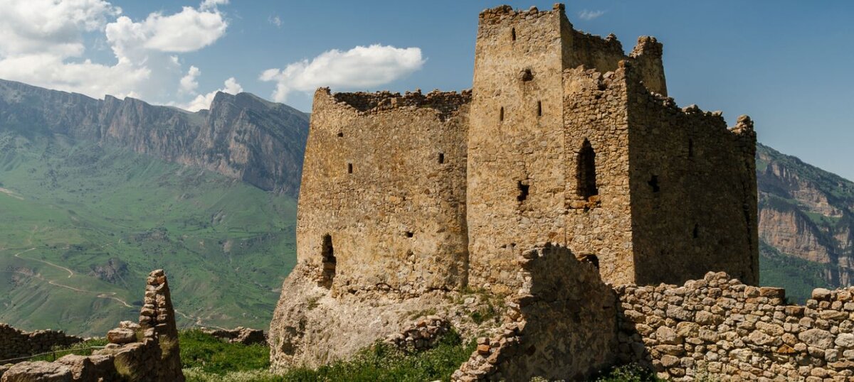 Братья Дубинины продавали нефть, которую возили с Вознесенского месторождения вблизи крепости Грозной. Фото Istock