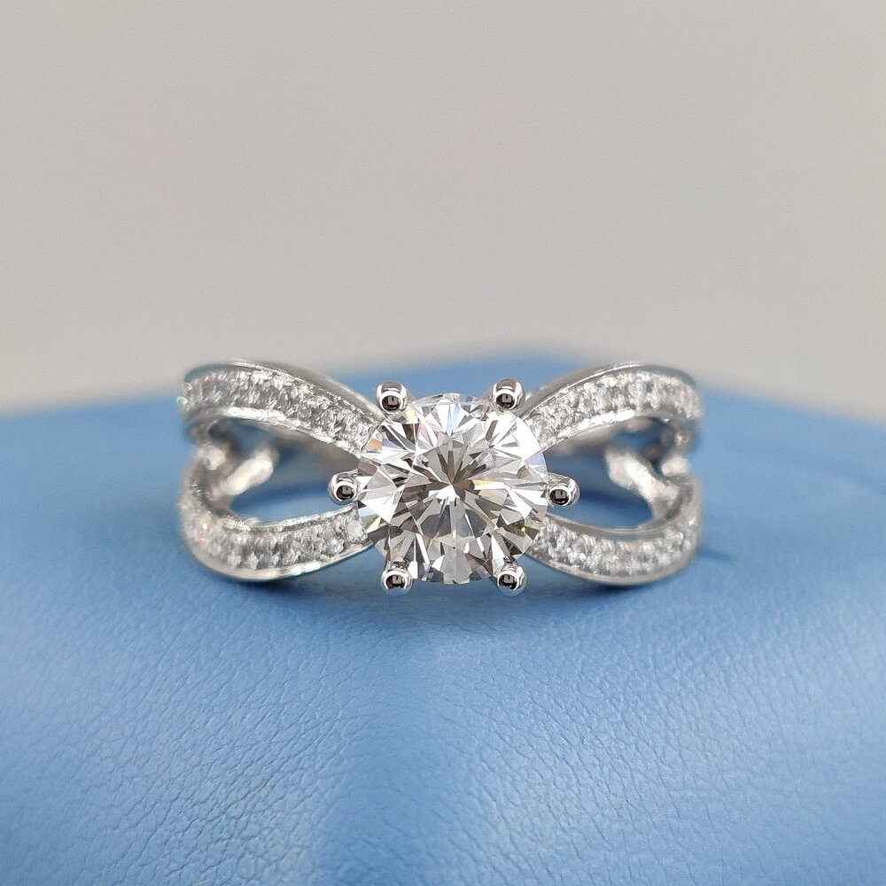 Кольцо с бриллиантом