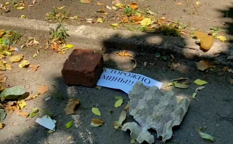 На заглавном фото: то, что города Донбасса усыпаны «лепестками» – это тоже практика расчеловечивания. Расчеловеченных мирных не жалко. Даже детей. 