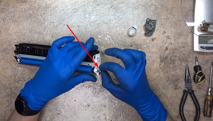 Фото 61. Затем медленно крутить большую шестерню против часовой стрелки. Не нужно делать это быстро, потому что тогда мешалка может выплюнуть тонер