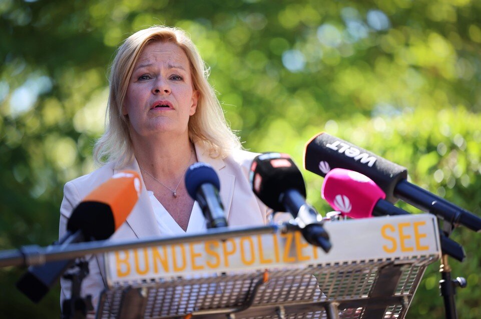     Нэнси Фезер.  GLOBAL LOOK PRESS