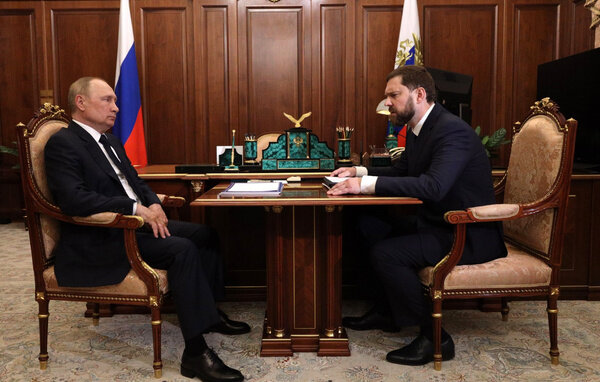 Владимир Путин на встрече с руководителем Федерального агентства по делам национальностей Игорем Бариновым. Фото © Kremlin.ru