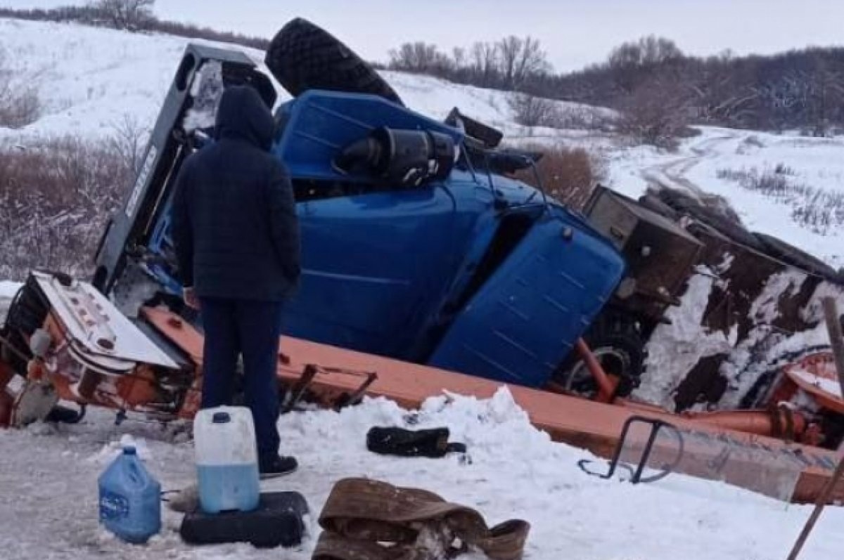    В Воронежской области опрокинулся автокран: погиб 53-летний водитель