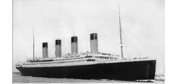 "Титаник" выходит в свой первый и последний рейс.