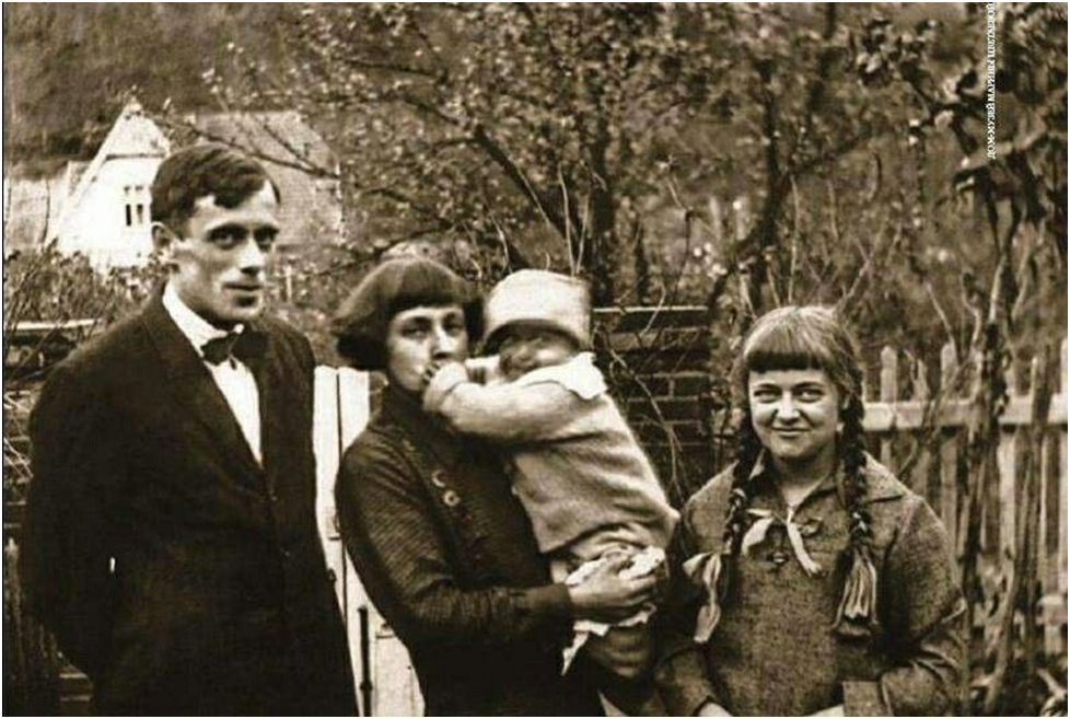    Марина Цветаева и Сергей Эфрон с дочерью Ариадной и сыном Георгием, 1920-е годы 
