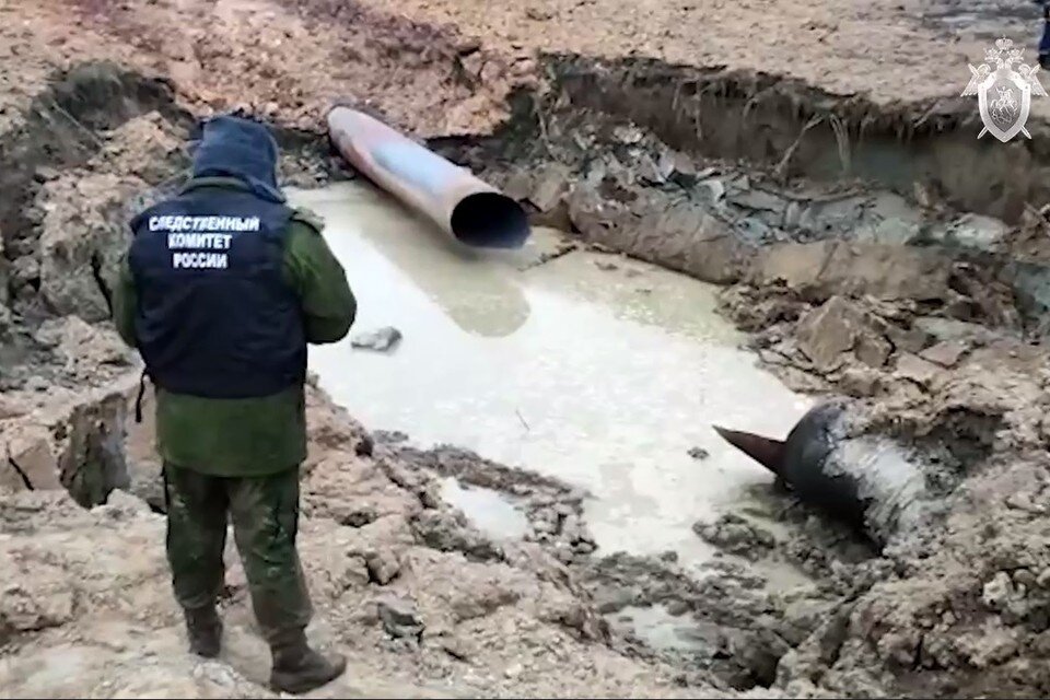     На месте ЧП на газопроводе образовалась воронка. Фото: СУ СКР по ЛО