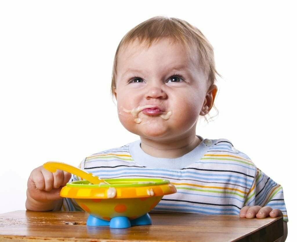 Кушаем кашку. Ребенок ест. Ребенок кушает кашу. Еда для детей. Малыш ест.