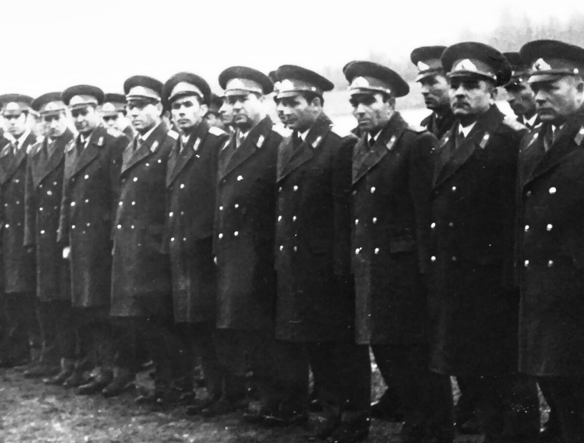 А вот такими были мы полвека назад! Даже на глазок легко определить средний возраст стоящих в строю дубненских милиционеров - тут явно всем за сорок пять! Фото из личного архива автора.