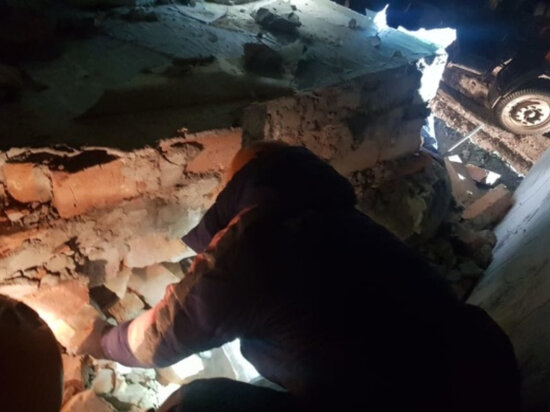     В Хабаровском крае на рабочего обрушилась кирпичная стена ФОТО: ГУ МЧС России по Хабаровскому краю