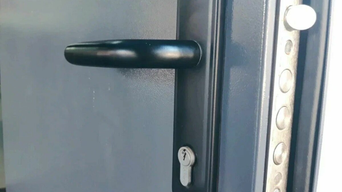     Жители дома в 50-м комплексе Набережных Челнов переживали за свою пожилую соседку, которая почти два месяца не выходила из дома. Оказалось, что она умерла в своей квартире.